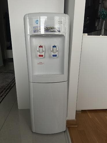 Prodajem aparat za vodu u kompletu sa dva balona od po 18.9L.  Sve je