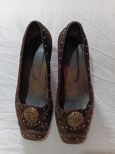 sandale sa zatvorenim prstima deichmann: Braon kožne cipele sa srednjom potpeticom i ukrasnim detaljima - — 1