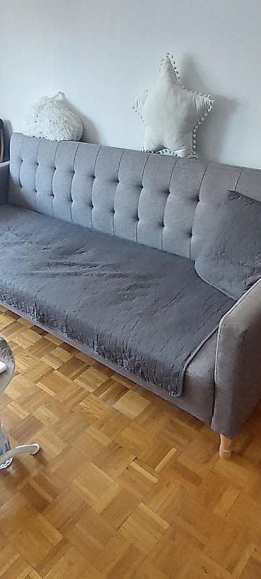 Sofe i kaučevi: Siva trosed sofa modernog, minimalističkog dizajna. Tapacirana u mekoj — 3