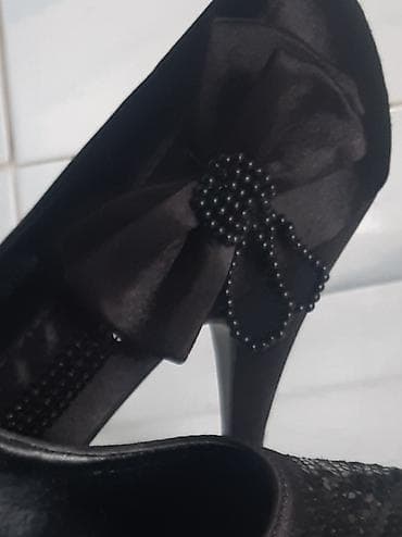 perla salonke: Elegantne crne satenske salonke sa ukrasnom mašnom i perlama — 7