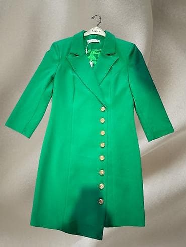 Elegantni zeleni kaput-haljina sa zlatnim dugmadima. 36 38 40 -