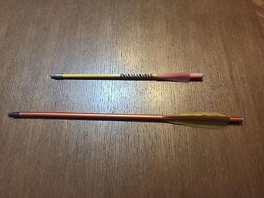 Dve strele za samostrel. Dužine: 38cm i 27cm. Metalni vrhovi