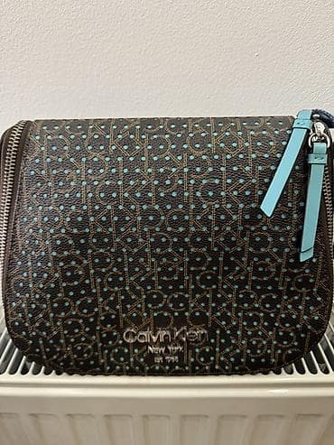 Calvin Klein torbica preko ramena ORIGINAL - Model: kompaktna