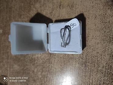 Srebrna minđuša/ear cuff u elegantnoj kutijici. Dizajn sa ukrštenim