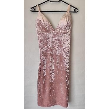 Plišana haljina u puder‑roze boji, sa svetlucavim „crushed velvet“ na lalafo.rs Plišana haljina u puder‑roze boji, sa svetlucavim „crushed velvet“