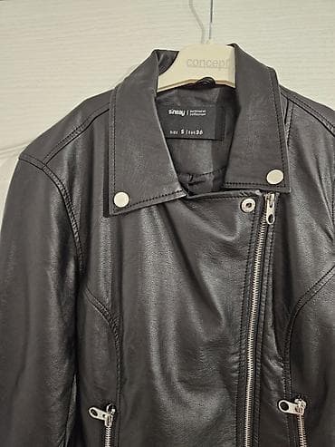 Ženska odeća: Sinsay crna jakna, malo nošena, S veličina, imitacija kože. Kopčanje — 2