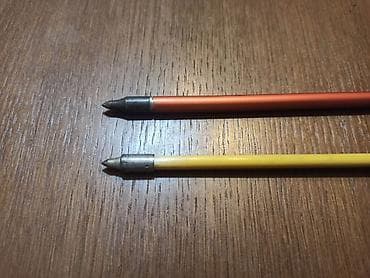Ostali proizvodi za sport i razonodu: Dve strele za samostrel. Dužine: 38cm i 27cm. Metalni vrhovi — 3