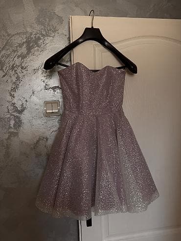 Lila haljina placena u piramidi 12 000rsd nosena jednom 
Ocuvana !