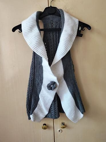 Pleten prsluk bez rukava, dvobojni (siva i bela). Model sa širokim
