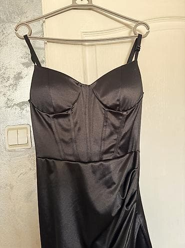 Kućna odeća: Crna elegantna haljina 
prati liniju tela — 2