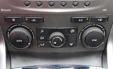 zuti trougao na instrument tabli: KONZOLA KLIME ZA OPEL ANTARA OD 2006. DO 2015. GOD. | Polovni — 3