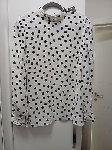 Bela bluza sa crnim tufnama, elegantnog kroja. - Materijal: lagan