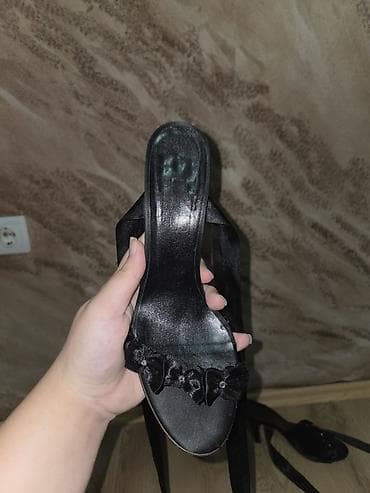 metalni kais: Crne elegantne sandale na štiklu sa satenskim trakama za vezivanje oko — 4