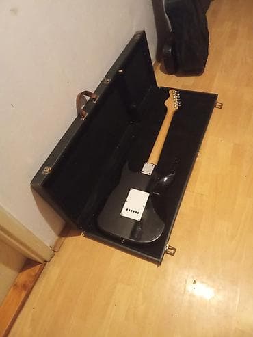 Art & Collectibles: Električna gitara tipa Stratocaster u sunburst finišu, sa belim — 4