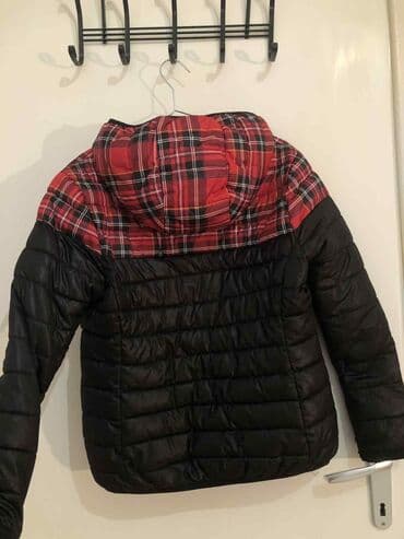 Fur coats: Zimska jakna sa kapuljačom, crno‑crvena - Model: puffer/štepana jakna — 2