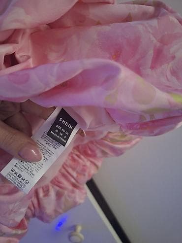 Mini haljina bez bretela sa volanima – roze cvetni dezen - Kroj: mini — 5