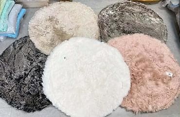sinsay polica na tockice: Okrugli plišani tepisi – dekorativni krzneni izgled. Gornji sloj — 1