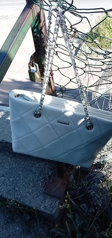 mona roze torba: Ženska torba Francesca – bela, štepani dizajn - Materijal: eko koža — 2
