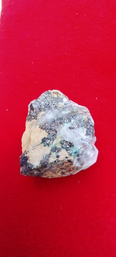 Kristali i minerali: Prirodni mineralni uzorak sa raznim bojama, uključujući plave, zelene — 3