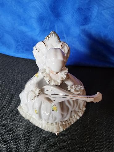 ukrasne figure: Nemacka nova figura dama sa mandolinom iz 70ih godina. Porcelanska — 9