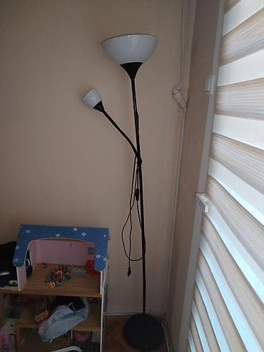 Podna lampa sa dve svetiljke (toršer + čitač)
Kao nova