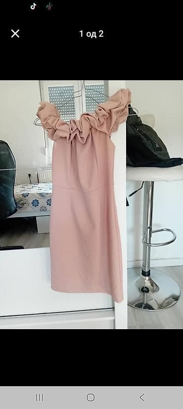 crne patike nike: Elegantna ženska haljina u nežno roze (pudrasto) nijansi. Midi dužina — 1