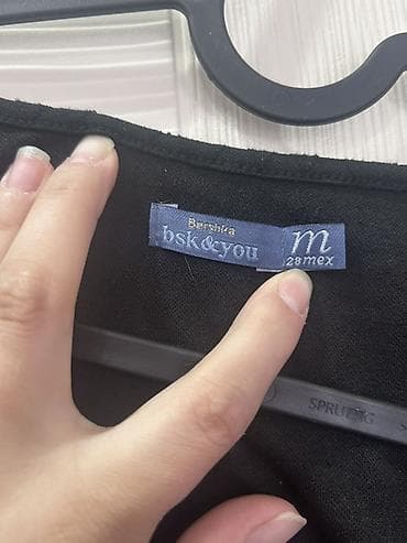 crna odela za maturu: Crna baršunasta haljina Bershka (BSK & You), veličina M (oznaka — 3