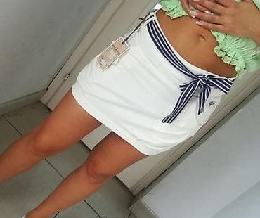 tema: Bela ženska mini suknja sa prugastim pojasom - Model — 4