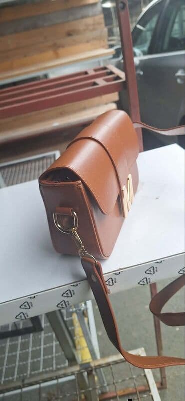 turska roba na veliko novi pazar: Elegantna ženska torbica preko ramena sa metalnim slovom „M” na — 6