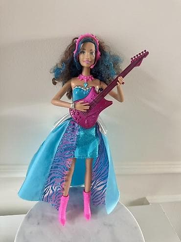 ikea igracke za decu: Barbie lutka Pop zvezda sa gitarom Rock n Royals Erika Na baterije — 2