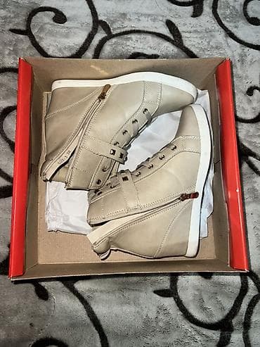 Ankle boots: Zenske cipele 
Krem boja
38 broj
Nove u kutiji — 1