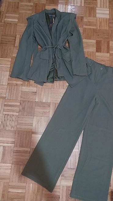 Elegantno ženski komplet – sako i pantalone u maslinastozelenoj boji