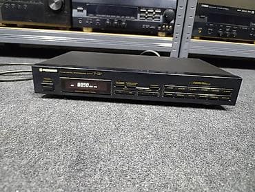 Donji delovi trenerke: Pioneer F-227 FM/AM Digital Synthesiser Tuner (1990) Specifications — 2