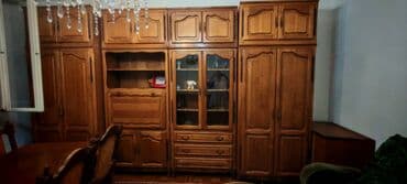 police za dnevnu sobu: Zidna vitrina izrađena od drveta u svetlobraon boji, idealna za dnevne — 1