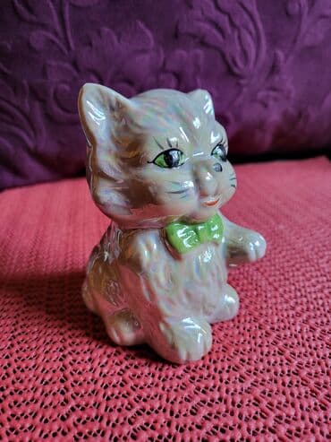 set porcelanski: Figura nova,vintaz,porcelanska sa sedef glazurom. Visina. 9cm — 2
