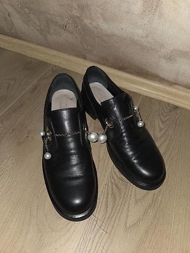 fratelli obuca: Ženske crne mokasine sa dekorativnim biserima i zlatnim detaljima. - — 1