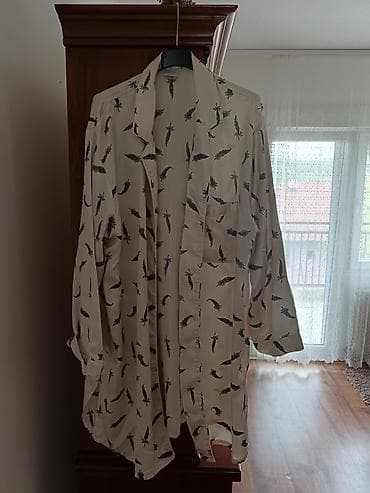 kupaci l: Ogrtac zenana veličina 44/46. Svetla krem osnova sa sitnim printom — 1