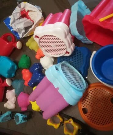 zara helanke sa prorezom: Igračke plastične, 20 kom sve za 1000 din. 12 figurica, 3 kantice, 4 — 7