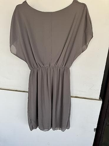 otkup odece: Ženska haljina od laganog šifona u sivo‑taupe nijansi. Model je midi — 2