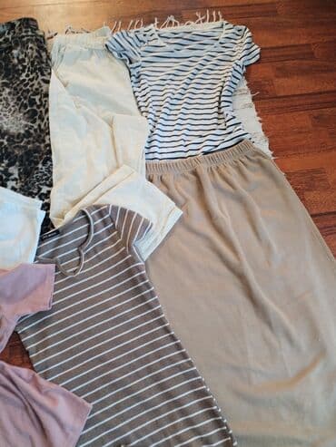crop top h m: Set garderobe – veličina M Sadrži: - Bele farmerke Sinsay - Pantalone — 2