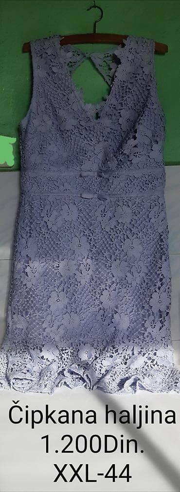 Čipkana haljina, svetloplave boje. Model bez rukava, sa V-izrezom i