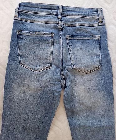 cizme sa grejacima: ZARA ženske farmerke – skinny kroj, svetlo plavi isprani džins - — 5