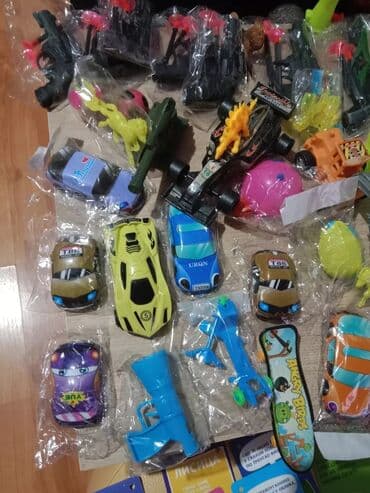 pametne igracke za decu: Raznovrstan set igračaka, uključujući automobile, figure i druge sitne — 6