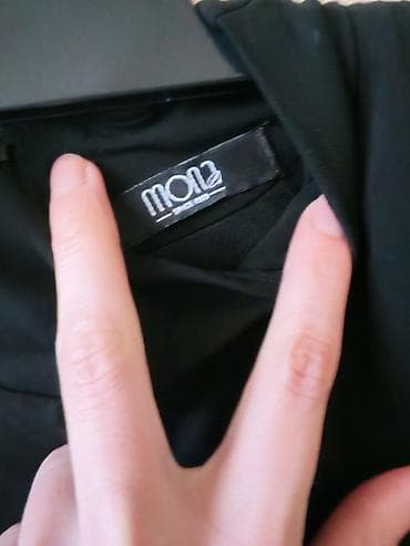 Ženska obuća: Crna asimetrična haljina bez rukava, brend Mona. Model sa blago — 2