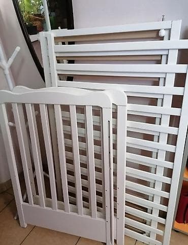 Drveni krevetac za bebe – bele boje, rastavljen na delove za lako
