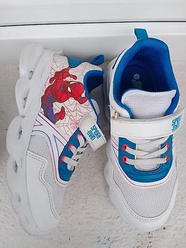 Spiderman marvel svetleće patike za dečake nošene 2 puta kao nove !