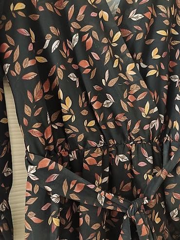 torbe za plazu ps: Haljina s printom listića - Model: midi haljina s preklopom (V-izrez) — 2