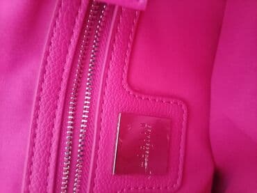 Personal Items: Ženska torba u jarkoj pink boji - Materijal: veštačka koža sa finom — 3