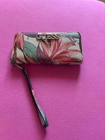 Ženski novčanik marke Guess sa cvetnim dezenom. Novčanik je opremljen