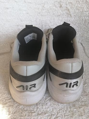 cipele niska stikla: NIKE AIR MAX patike br 39, dužina unutrašnjeg gazišta 24,5 cm. Slanje — 5